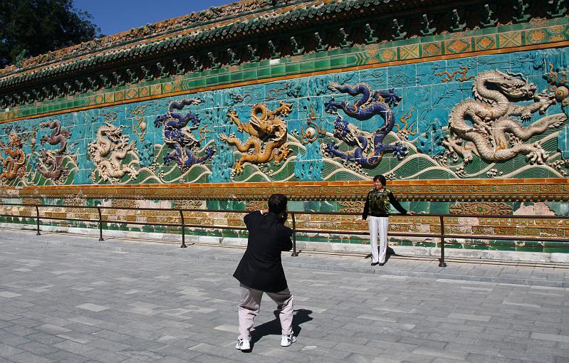 Beihai_Park_People_4.jpg - The most important thing for a picture, to be part of it. Chines like to take pictures of themselves...