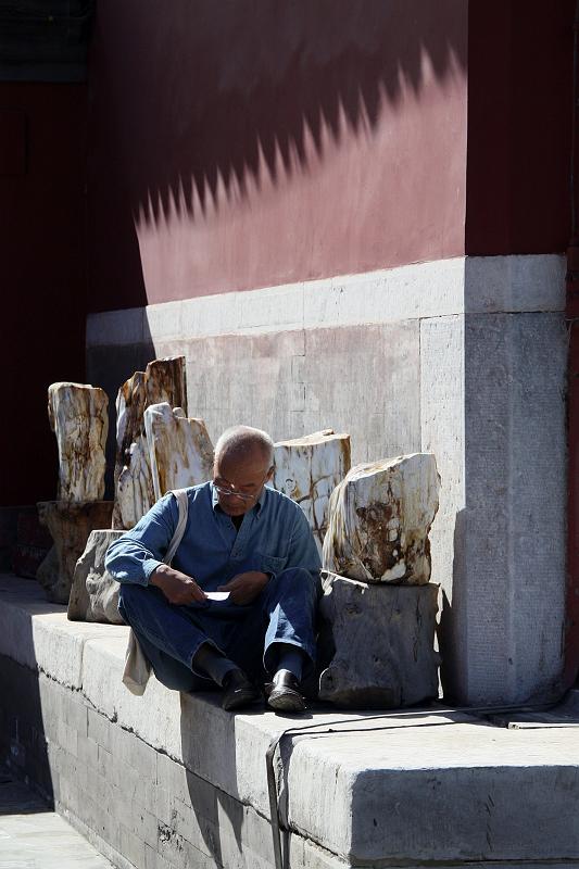 Beihai_Park_People_7.jpg - ... scene in the park...