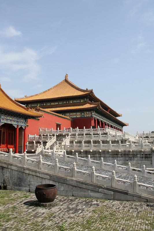 Forbidden_City_12.jpg - The forbidden city. The big pot in the front was filled with water and used by the firefigthers...