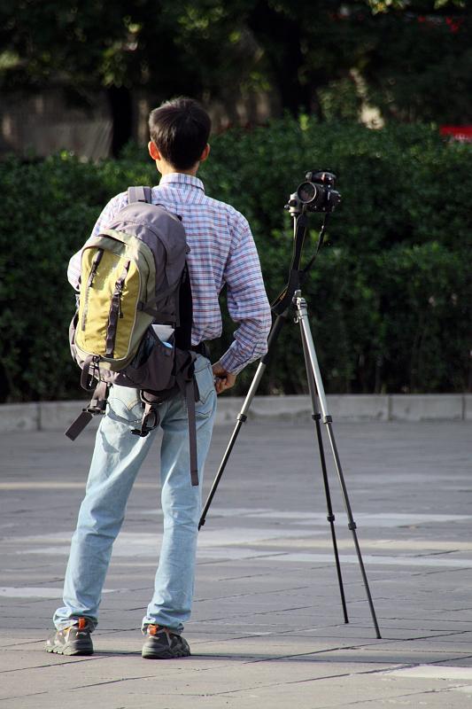 Gulou_Zhonglou_DrumBellTower_SelfPortrait_3.jpg - This guy spent at least half an hour to take a picture of himself in front of the drumtower...