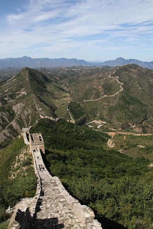 View_Distance_and_Close_05.jpg - The Great Wall (at Simatai): The wall is about 5000 km long, and 10-15m wide. The hight of the wall is a bit irritating on this picture. It is much higher as it seems, that's because of the trees that surround it, which are quite high...