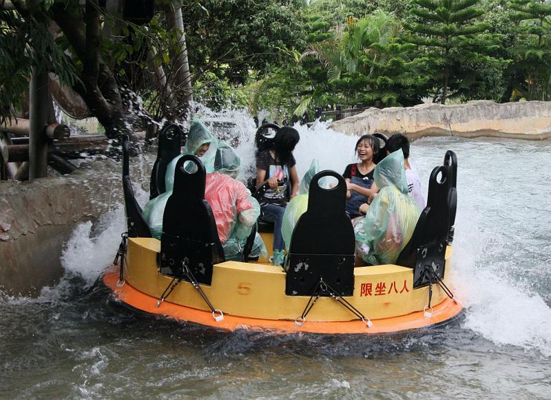 HappyValley_Water_1.jpg - Shenzhen: Happy valley is a fun park: Getting wet is much more serious then in western parks. Here, you really get wet!