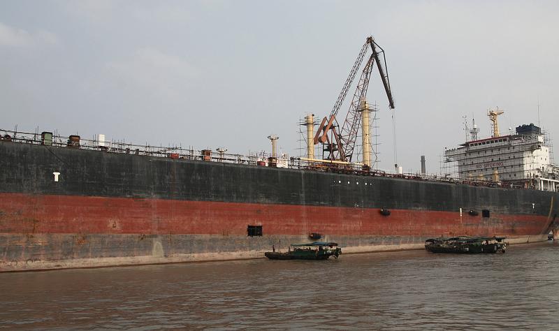 Boat_Other_Boats_03.jpg - Harbour: A tanker is being repared... This boats are huge!