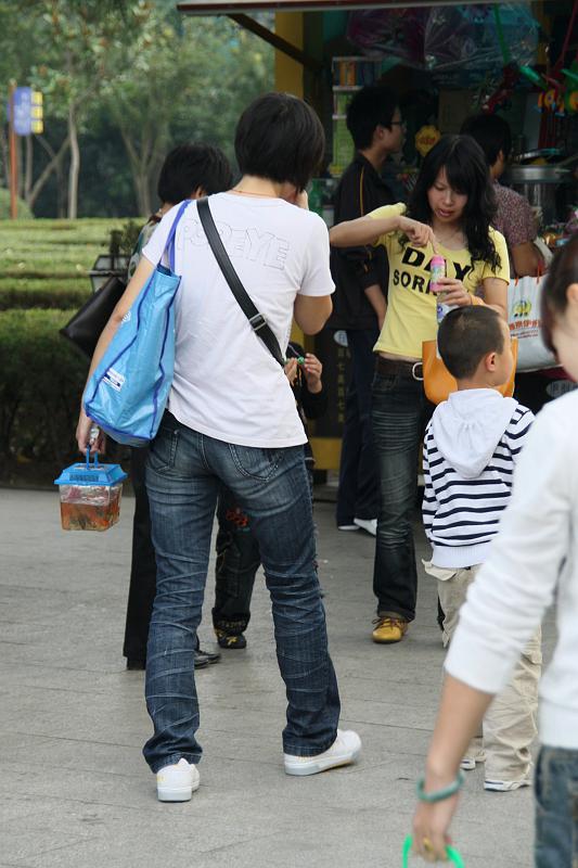 Park_People_Detail_01.jpg - Suzhou: In a park people could angling gold fishes and take them home. We could not figure out for what for: For food, or as pet?