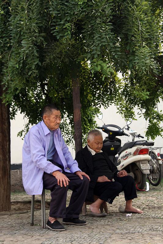 Street_People_Detail_06.jpg - Suzhou: Near a temple...