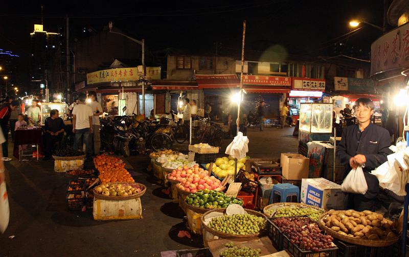 Street_People_Night_2.jpg - This is a street nearby our youth hostel... This is where the city lives...